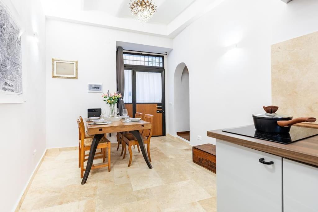 Bottega Augustea Duplex Apartment In Monti Rome Bagian luar foto
