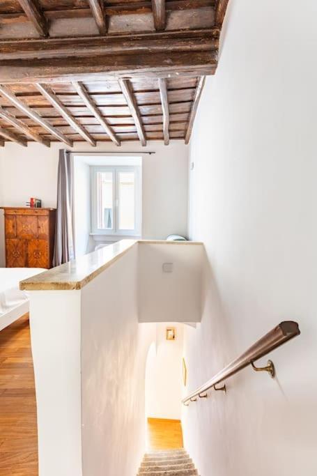Bottega Augustea Duplex Apartment In Monti Rome Bagian luar foto