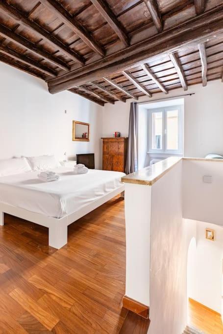 Bottega Augustea Duplex Apartment In Monti Rome Bagian luar foto